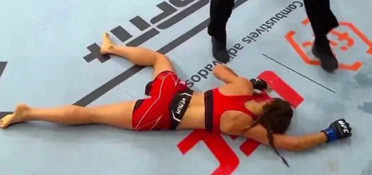 转身鞭拳！张伟丽以KO方式再次战胜乔安娜休闲区蓝鸢梦想 - Www.slyday.coM