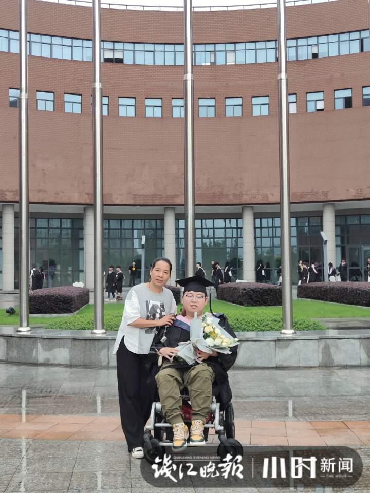 我们跟踪报道8年的肌无力小伙今天穿上学士服，他说：未来的道路上继续努力攀登休闲区蓝鸢梦想 - Www.slyday.coM