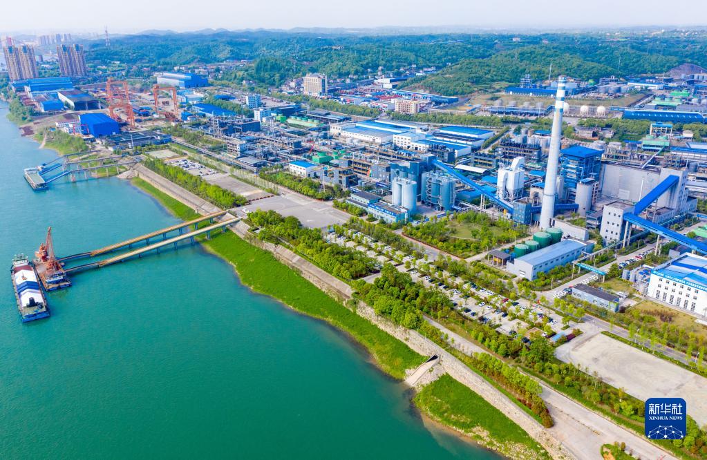 位于湖北省宜昌市的兴发集团新材料产业园（4月19日摄，无人机照片）。新华社发