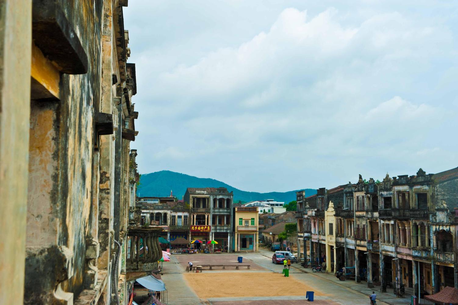 梅家大院建筑气势雄伟,有着浓郁的西方风情.