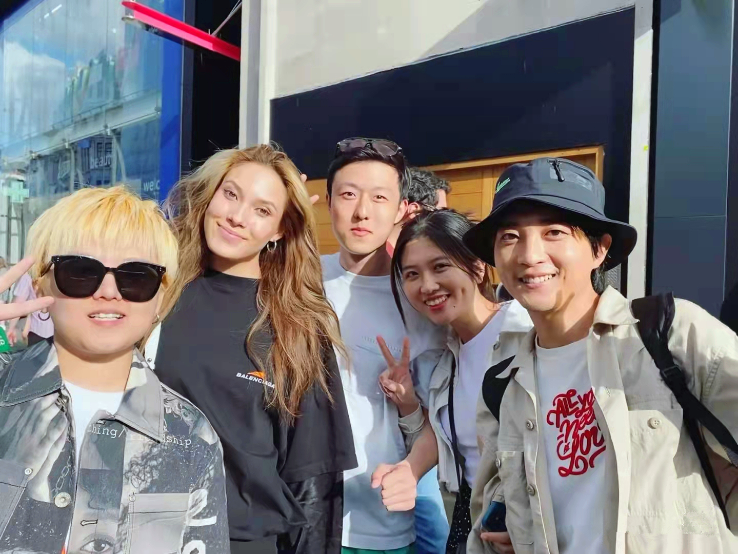 多位中国粉丝在伦敦偶遇谷爱凌！与妈妈逛平价店，店内无人戴口罩休闲区蓝鸢梦想 - Www.slyday.coM