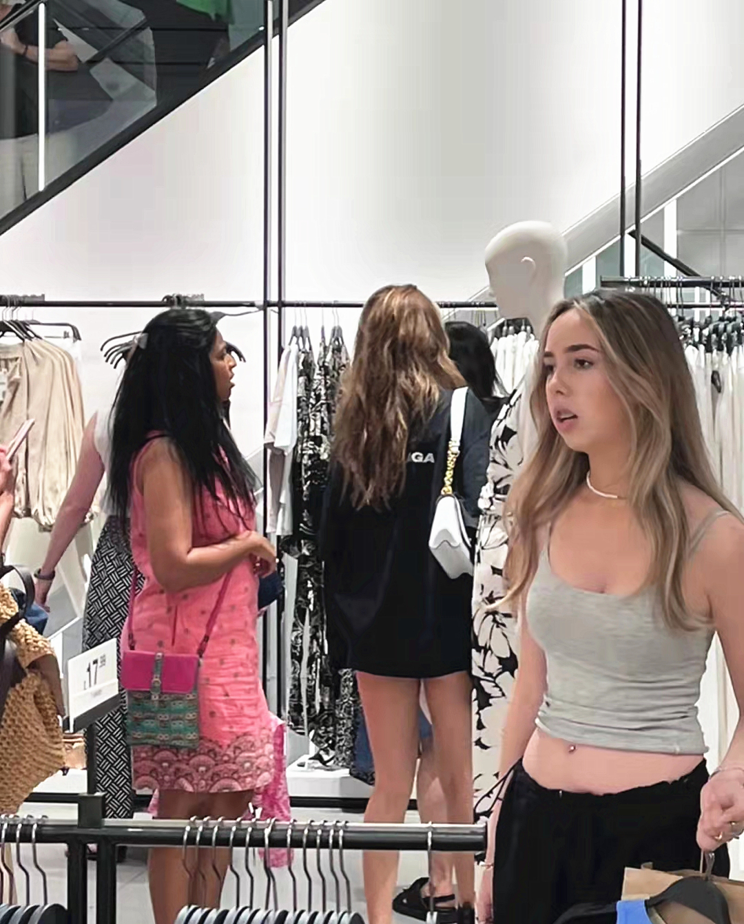 多位中国粉丝在伦敦偶遇谷爱凌！与妈妈逛平价店，店内无人戴口罩休闲区蓝鸢梦想 - Www.slyday.coM