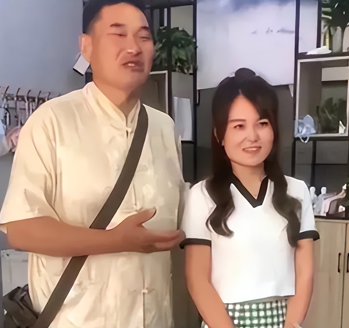 要知道在陈亚男与小伟订婚的时候,大衣哥就曾带着儿媳妇跟大家做自我