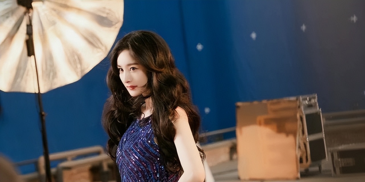 被杨幂拍洗发水的造型惊艳到了，穿亮片裙好似走红毯，华丽值拉满休闲区蓝鸢梦想 - Www.slyday.coM