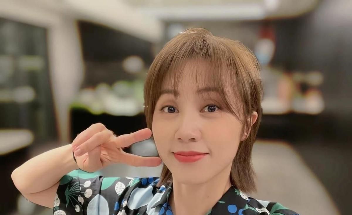 染一头黄发气质变化大,被吐槽显老没精神