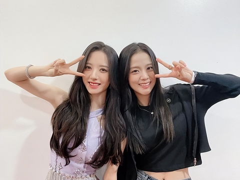 宇宙少女成员苞娜公开与blackpink金智秀的温暖二连拍