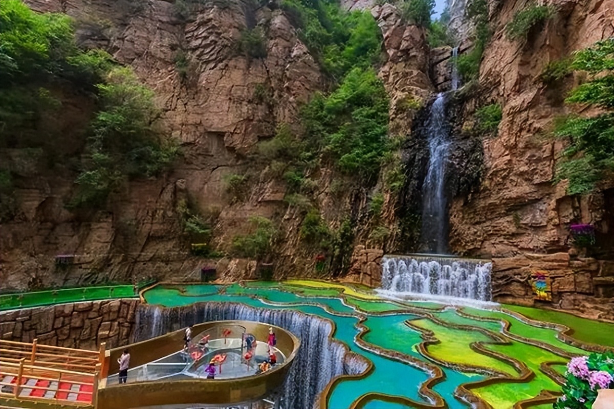 除此之外,北京平谷石林峡玻璃观景台,是迄今为止面积最大的玻璃观景