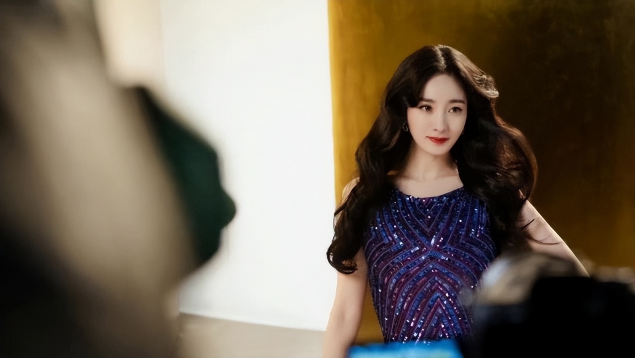 被杨幂拍洗发水的造型惊艳到了，穿亮片裙好似走红毯，华丽值拉满休闲区蓝鸢梦想 - Www.slyday.coM