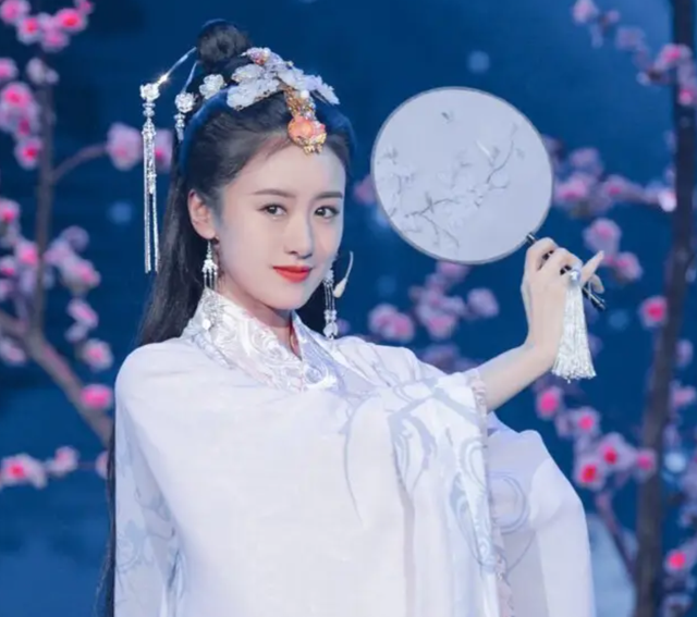 袁冰妍新图又撞脸赵丽颖，被曝将出演杨幂新剧女二，资源降级？休闲区蓝鸢梦想 - Www.slyday.coM