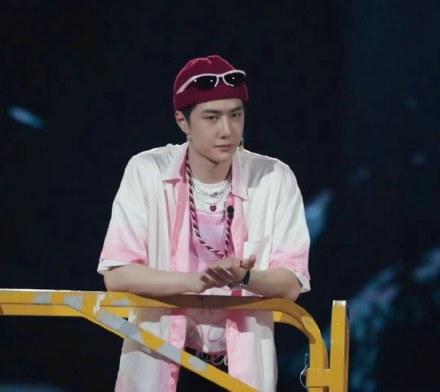 这就是街舞5队长同框路透，王一博脸小，女队长刘雨昕发色抢镜休闲区蓝鸢梦想 - Www.slyday.coM