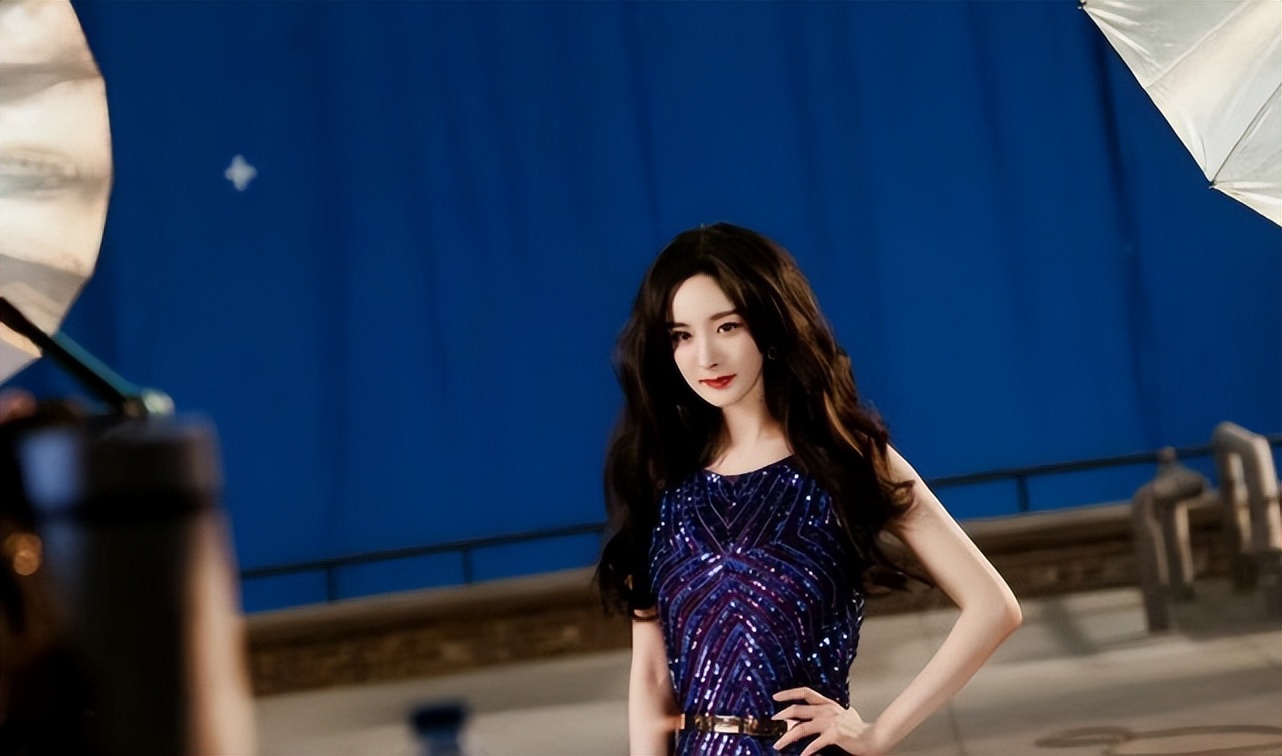 被杨幂拍洗发水的造型惊艳到了，穿亮片裙好似走红毯，华丽值拉满休闲区蓝鸢梦想 - Www.slyday.coM