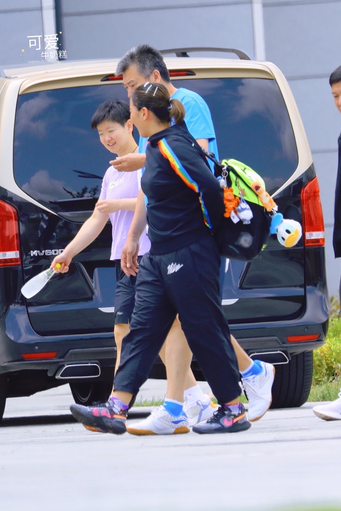 孙颖莎与李隼边走边聊！主管教练在身后满脸慈爱，国乒新秀遇挑战休闲区蓝鸢梦想 - Www.slyday.coM