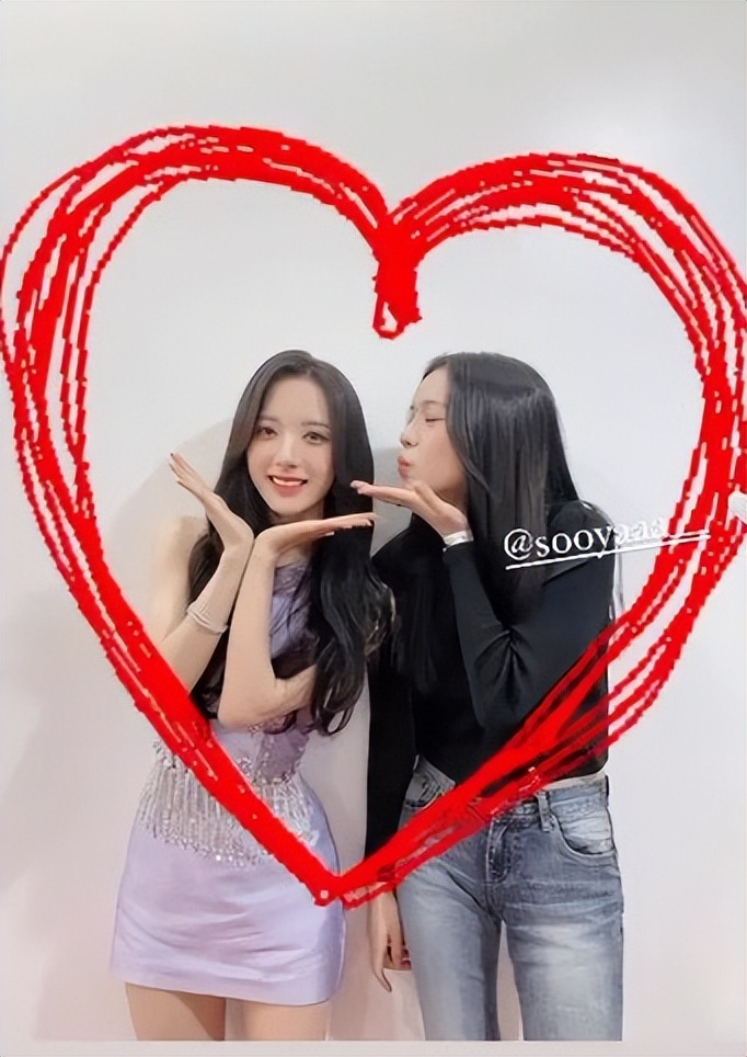 宇宙少女成员苞娜公开与blackpink金智秀的温暖二连拍