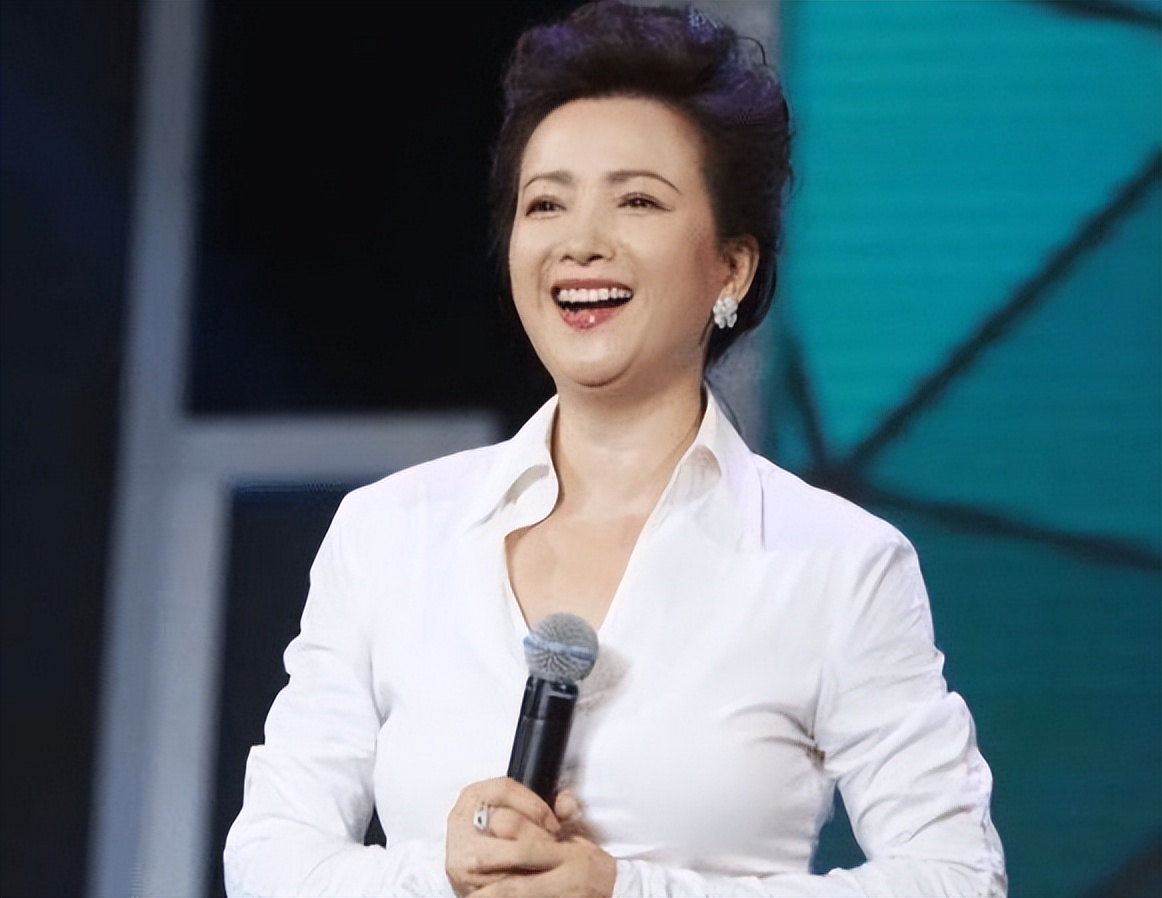 双下巴很富贵,多肉的身材还挺柔软的|时尚|何晴|双下巴_新浪新闻