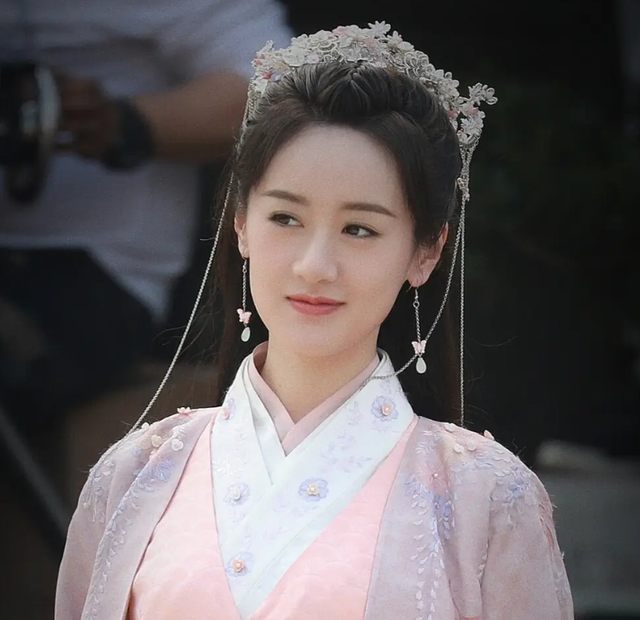 袁冰妍新图又撞脸赵丽颖，被曝将出演杨幂新剧女二，资源降级？休闲区蓝鸢梦想 - Www.slyday.coM