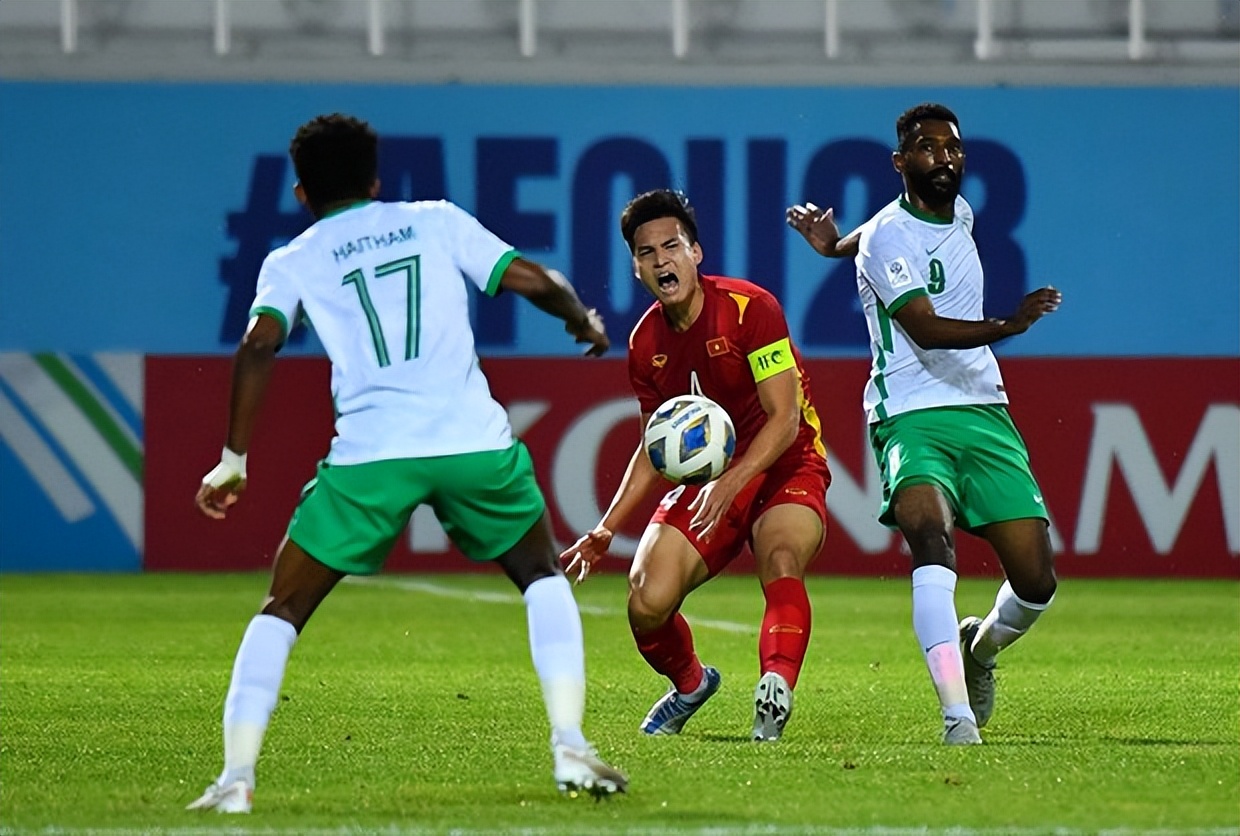 越南足球夺冠梦碎,门将断腿式飞铲染红,战绩仍超国足!