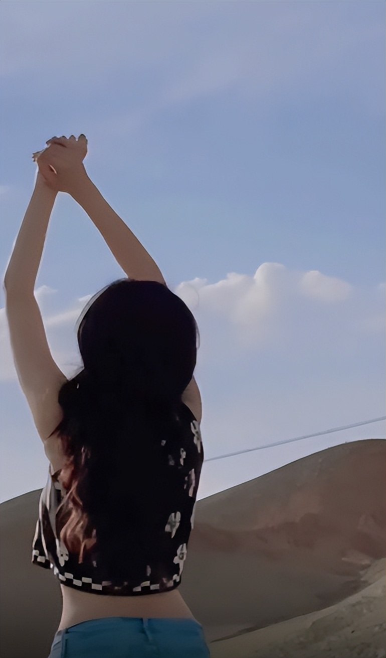 33岁沈梦辰公路边拍照庆生穿吊带大秀马甲线翘臀圆润惹人羡慕