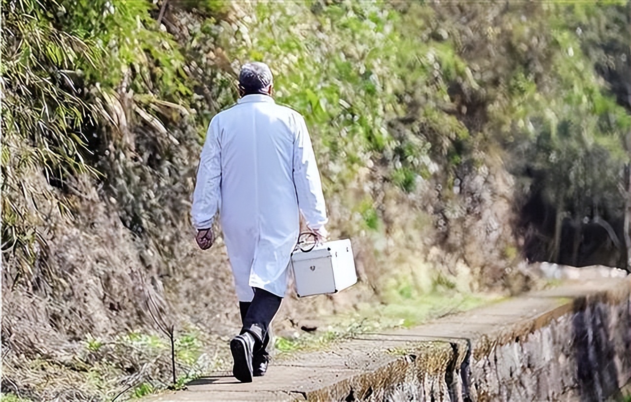 其实赤脚医生的出现还是因为我国农村建设的原因.