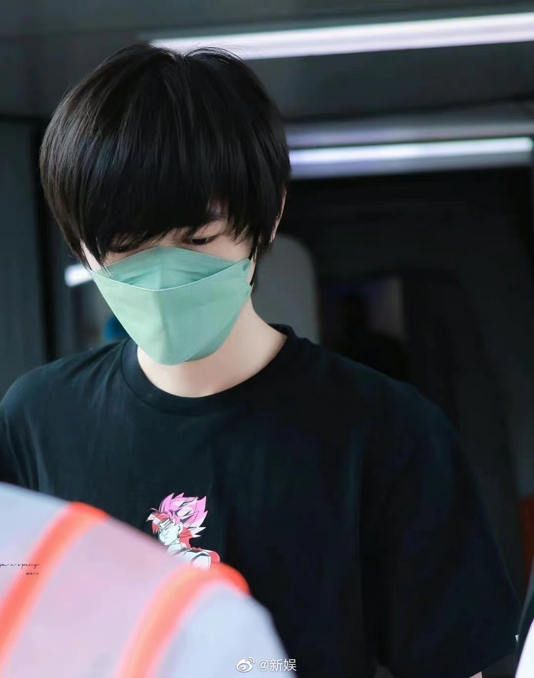 新娱#口罩也遮不住的帅气小宋好久不见 @时代少年团-宋亚轩全黑的