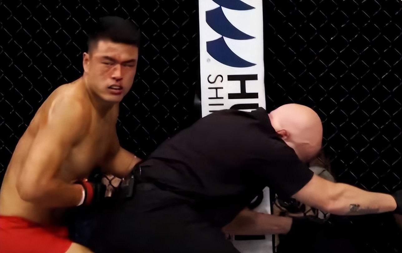 首战UFC精英赛，张名扬便拿到正赛合同！但击倒对手仍补刀引争议