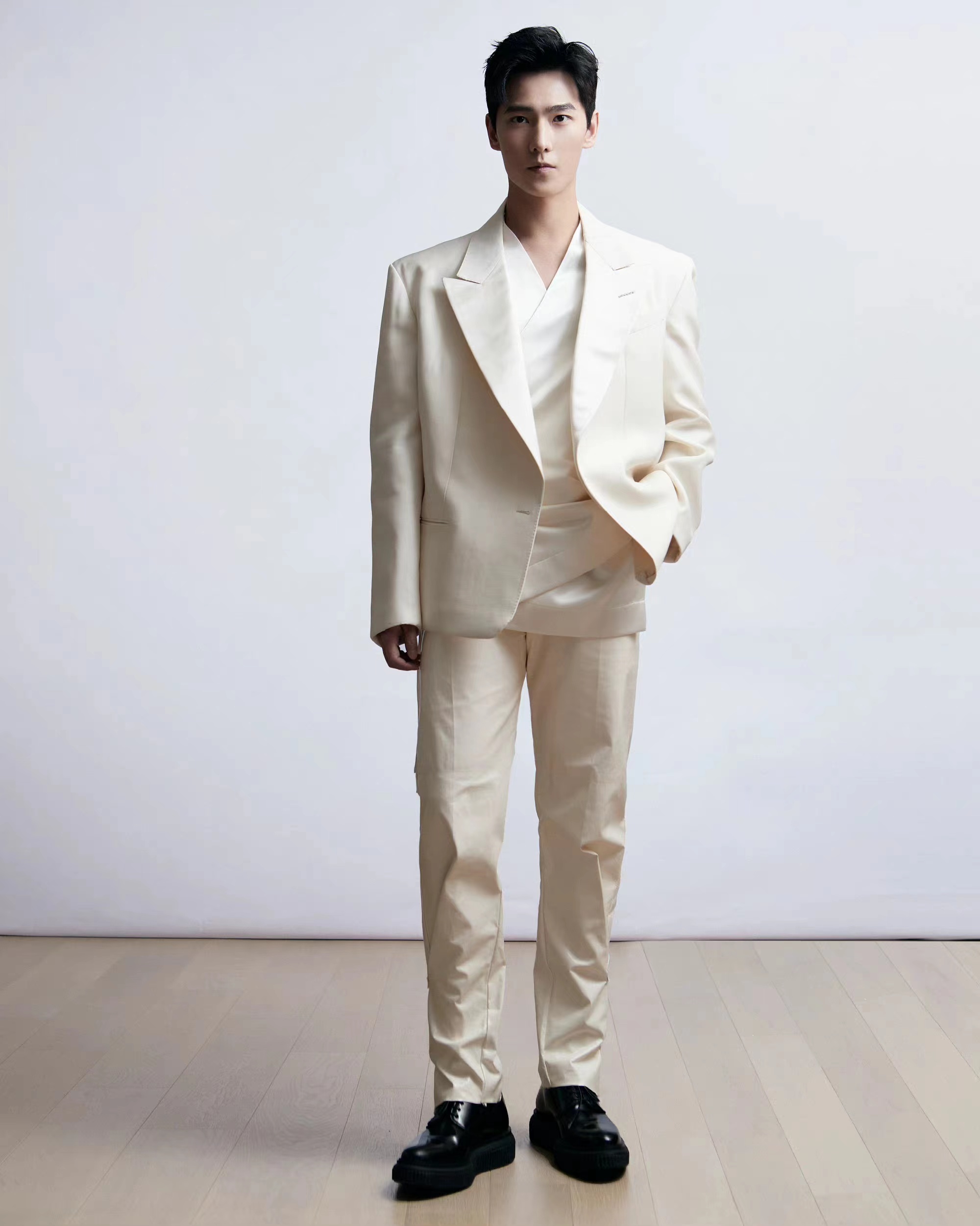 头大肩窄小短腿双下巴赘肉没修图的男明星身材真是没眼看