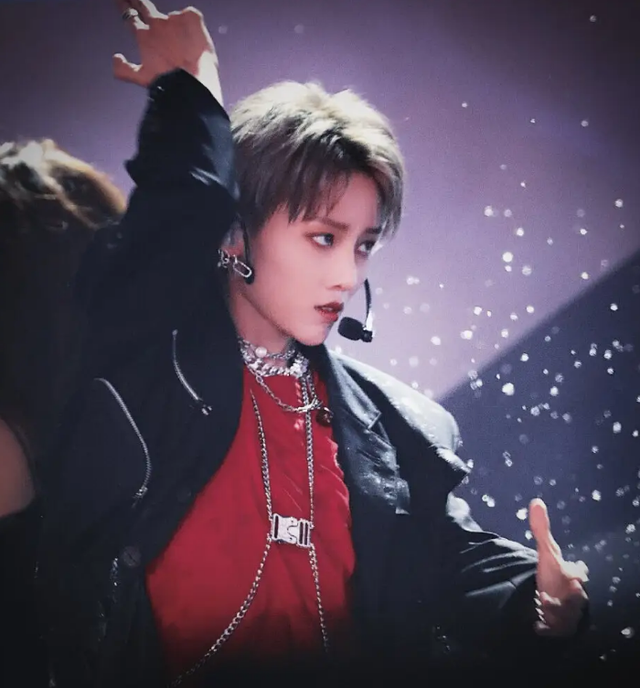 这就是街舞5队长同框路透，王一博脸小，女队长刘雨昕发色抢镜休闲区蓝鸢梦想 - Www.slyday.coM