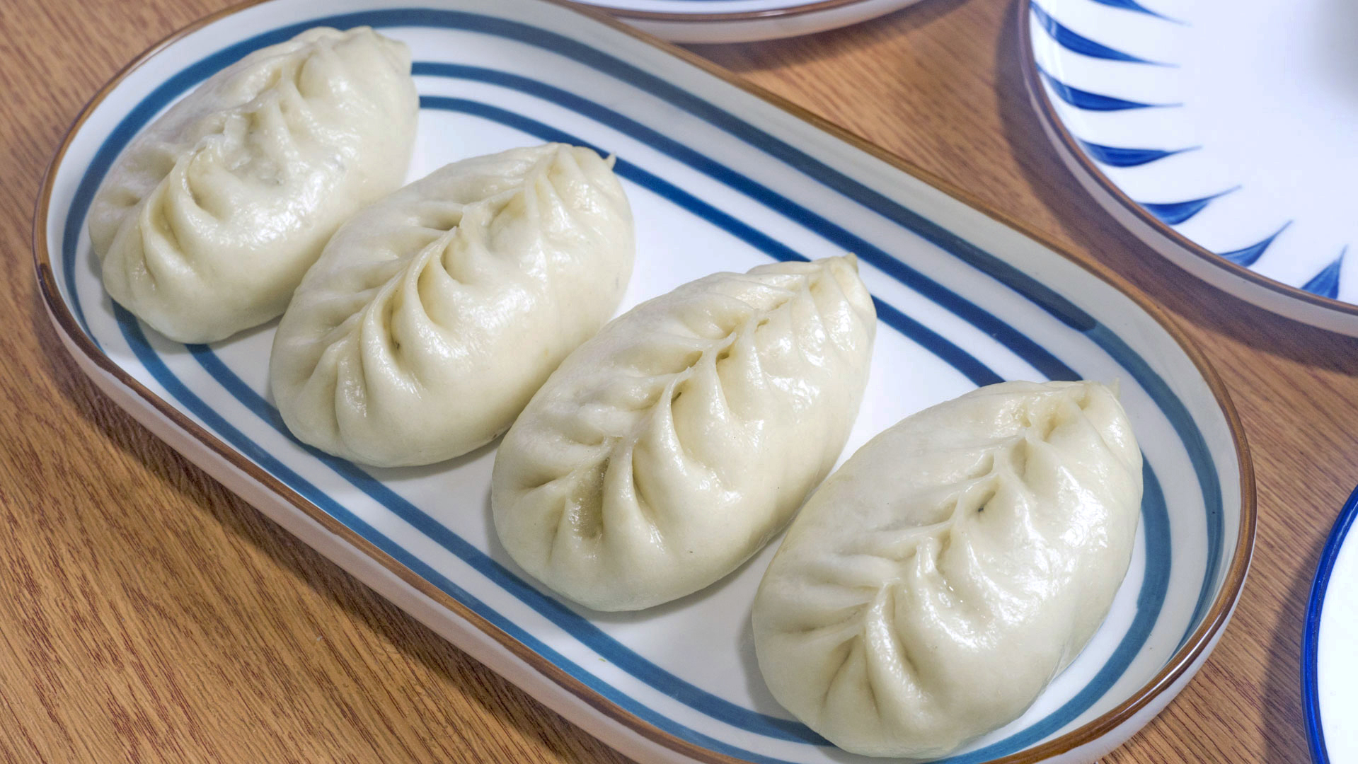 焖3分钟;6,包上一大勺腌好的肉馅儿后就可以开始包了,今天来做柳叶包