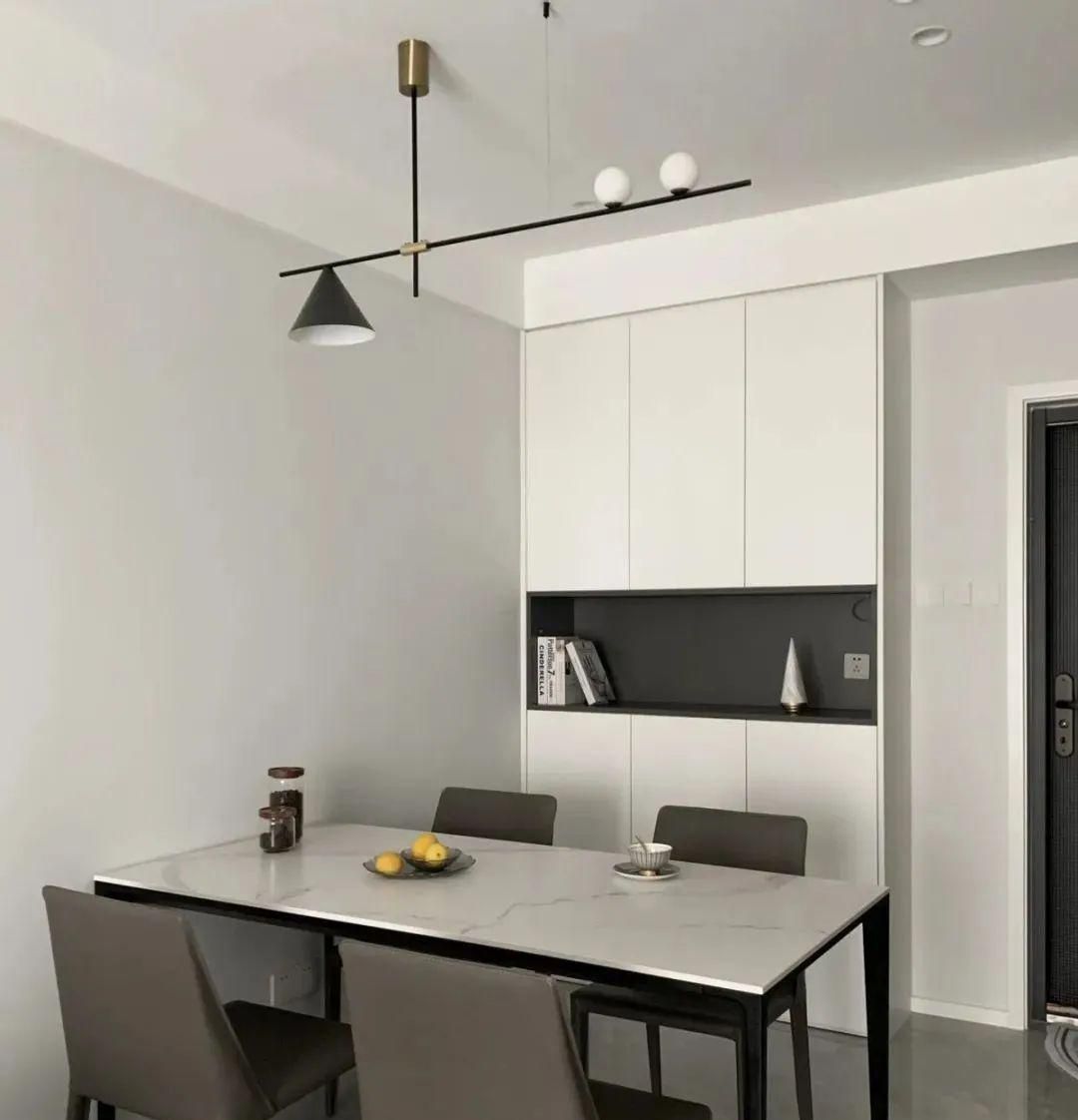 说句实话餐厅最不能少的东西就是餐边柜到顶一排好看又实用