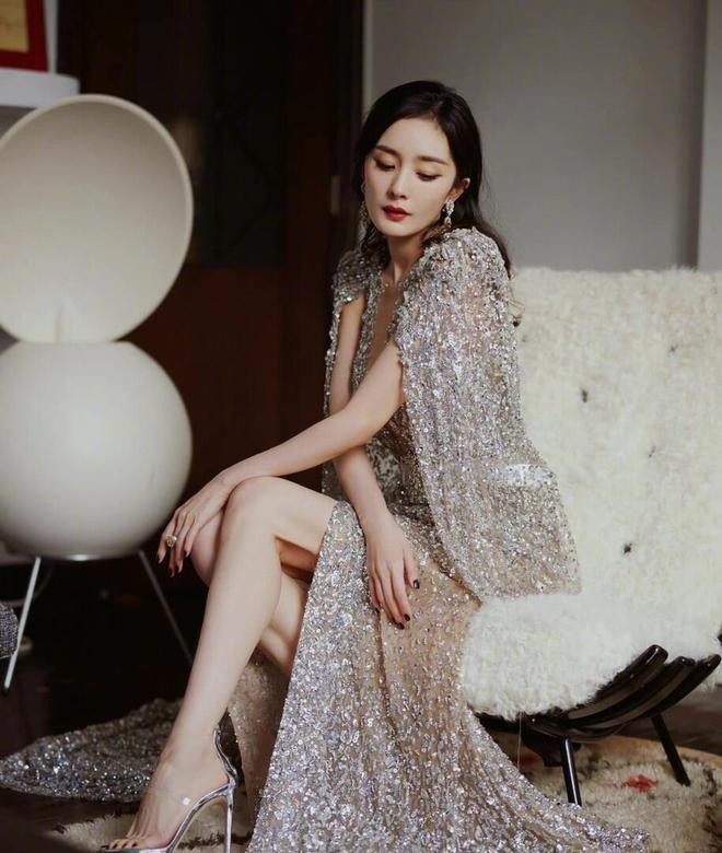 被杨幂拍洗发水的造型惊艳到了，穿亮片裙好似走红毯，华丽值拉满休闲区蓝鸢梦想 - Www.slyday.coM