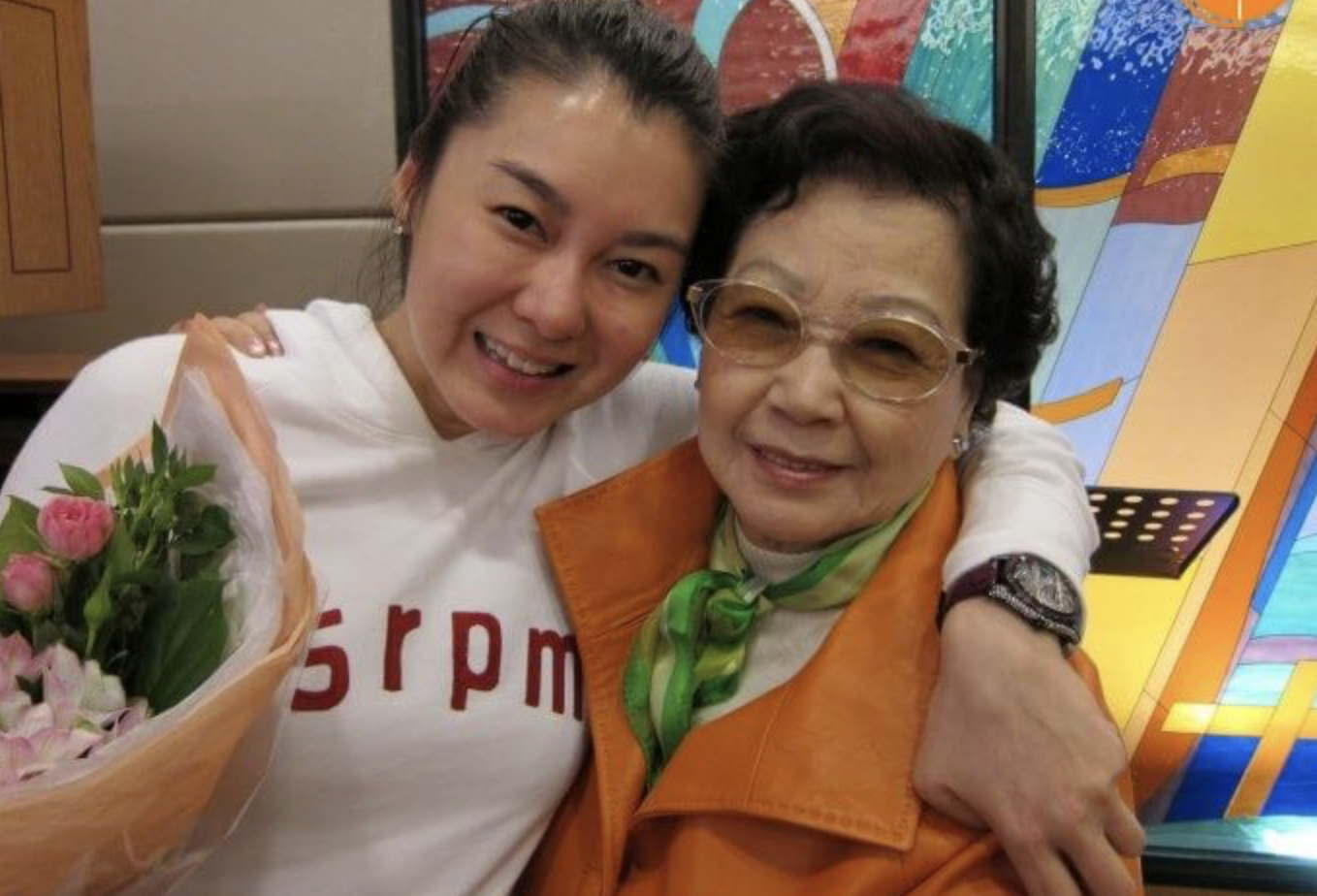 港姐陈淑兰送别95岁母亲,承诺会好好生活,至今未婚未育保持单身