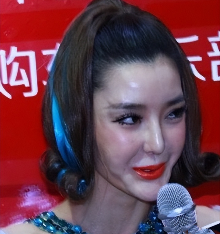 脸上动的地方太多,尤其是下巴,已经到了"令人恐怖"的程度.