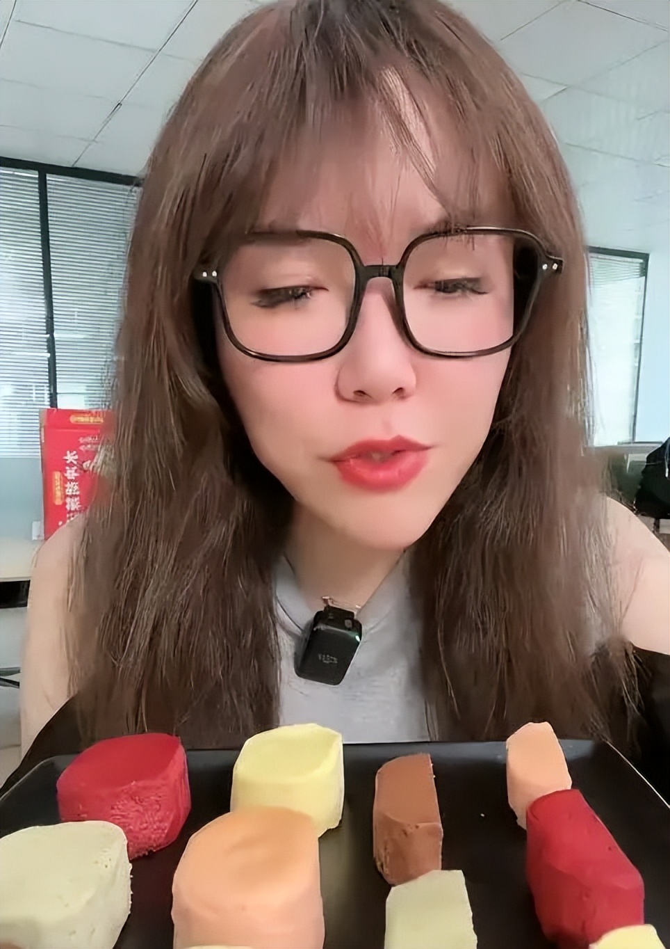 他介绍自己已经离婚了近十年,一个人带着孩子,而他