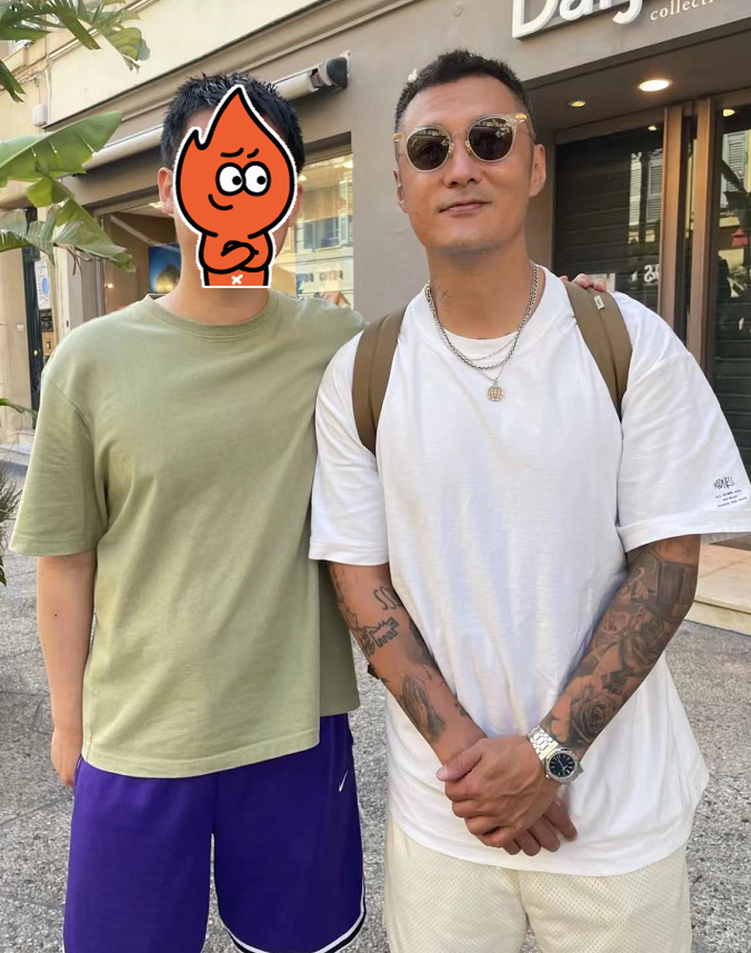 40岁余文乐外国街头被偶遇!身材壮硕挺拔,戴20万手表精致帅气休闲区蓝鸢梦想 - Www.slyday.coM 40岁余文乐外国街头被偶遇!身材壮硕挺拔,戴20万手表精致帅气休闲区蓝鸢梦想 - Www.slyday.coM