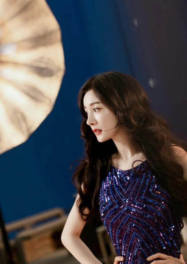 被杨幂拍洗发水的造型惊艳到了，穿亮片裙好似走红毯，华丽值拉满休闲区蓝鸢梦想 - Www.slyday.coM