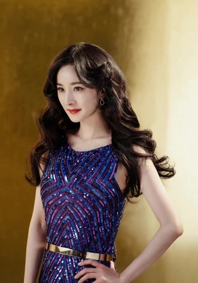 被杨幂拍洗发水的造型惊艳到了，穿亮片裙好似走红毯，华丽值拉满休闲区蓝鸢梦想 - Www.slyday.coM