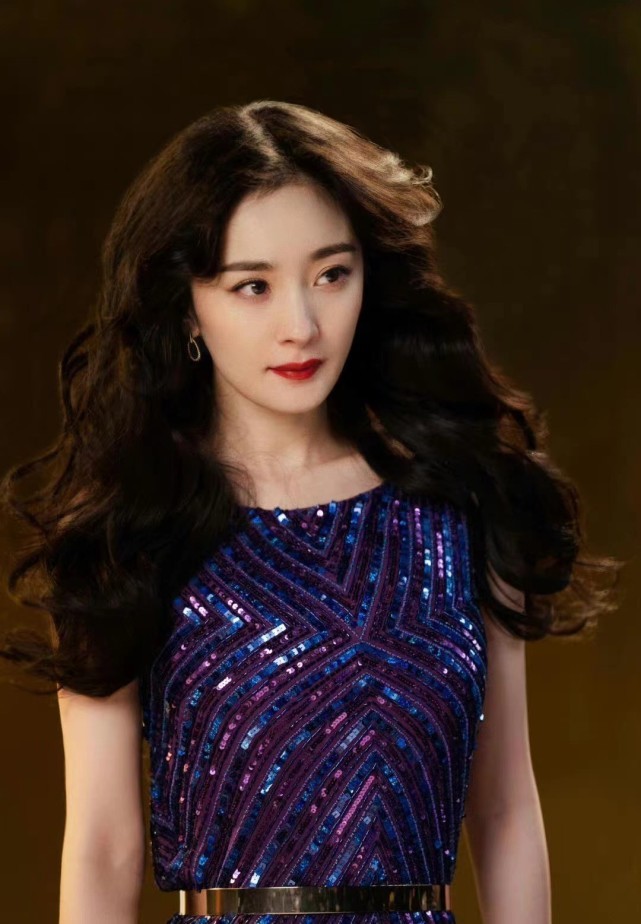 被杨幂拍洗发水的造型惊艳到了，穿亮片裙好似走红毯，华丽值拉满休闲区蓝鸢梦想 - Www.slyday.coM