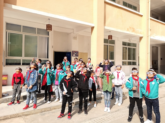     安龙县栖凤一小天文社团的孩子们在观测太阳黑子。受访者供图