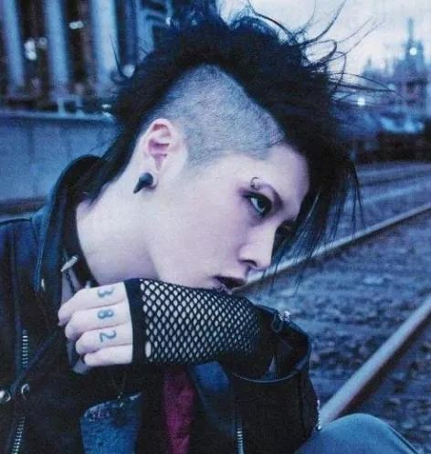 他加入很多qq群,"残血","葬爱","视觉系"……这些家族的成员们,都迷恋