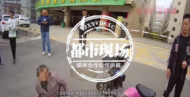 女子被撞倒地不起，肇事者还“当”没事离开休闲区蓝鸢梦想 - Www.slyday.coM