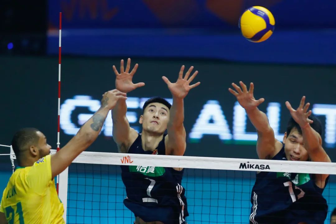 6月12日，中国队球员于垚辰（中）和彭世坤（右）在比赛中拦网。新华社发（卢西奥·塔沃拉摄）