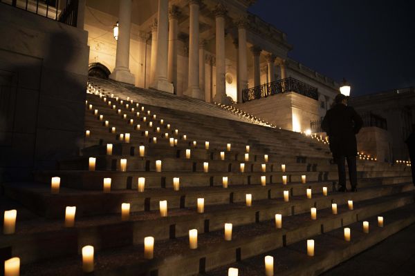 1月6日，美国首都华盛顿国会大厦外摆放蜡烛纪念国会山骚乱事件一周年。新华社发