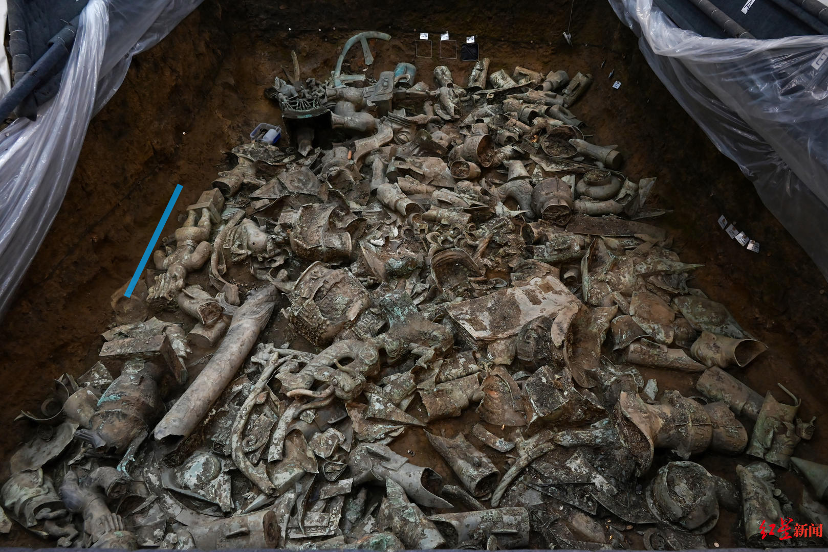 三星堆叒上新丨头抹“发胶”的短裙立人像，可能是正在“通神”的巫师休闲区蓝鸢梦想 - Www.slyday.coM