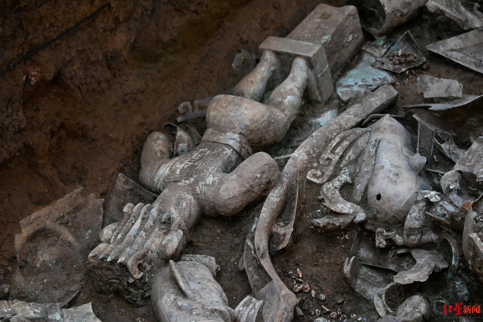 三星堆叒上新丨头抹“发胶”的短裙立人像，可能是正在“通神”的巫师休闲区蓝鸢梦想 - Www.slyday.coM