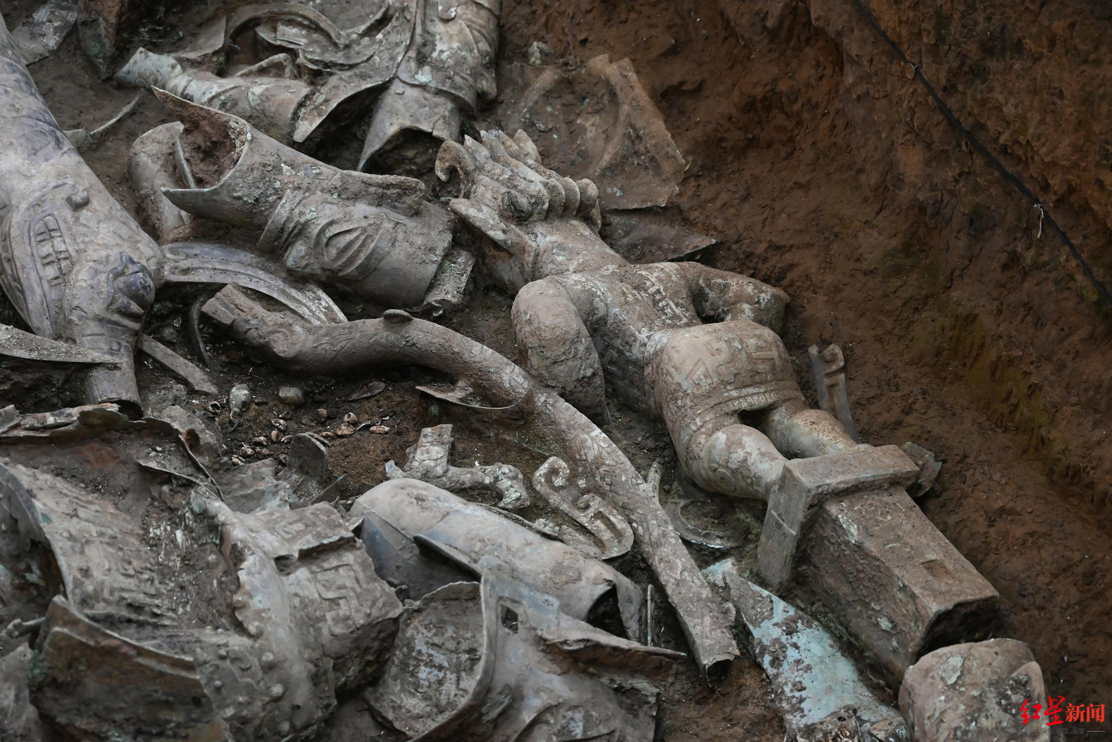 三星堆叒上新丨头抹“发胶”的短裙立人像，可能是正在“通神”的巫师休闲区蓝鸢梦想 - Www.slyday.coM