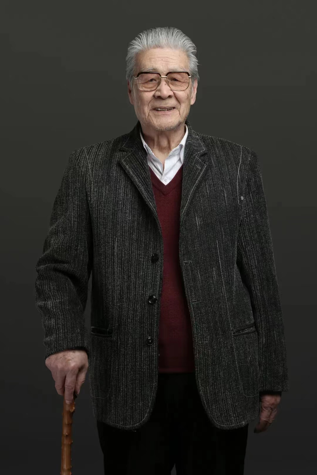 光明日报刊文纪念蓝天野从蓝天野身上感受演员的职业意义