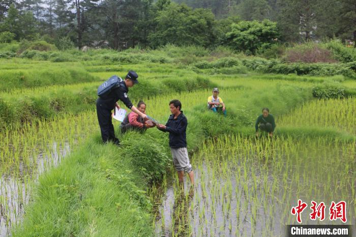 西藏“背包民警”的十二时辰休闲区蓝鸢梦想 - Www.slyday.coM