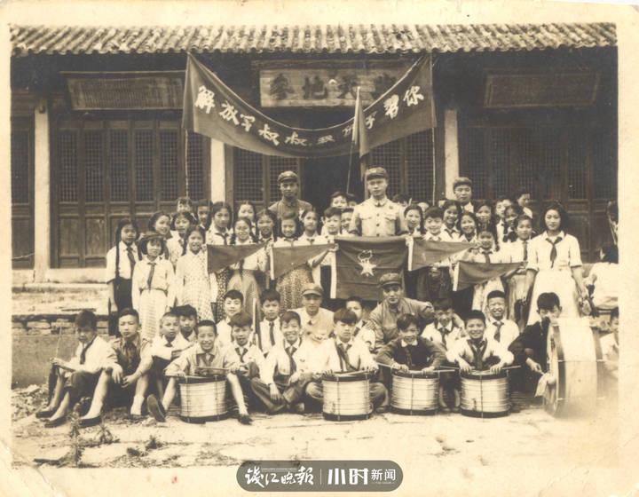 记者帮丨67年前，一群杭州小学生留下合影，老照片里的他们是谁？休闲区蓝鸢梦想 - Www.slyday.coM