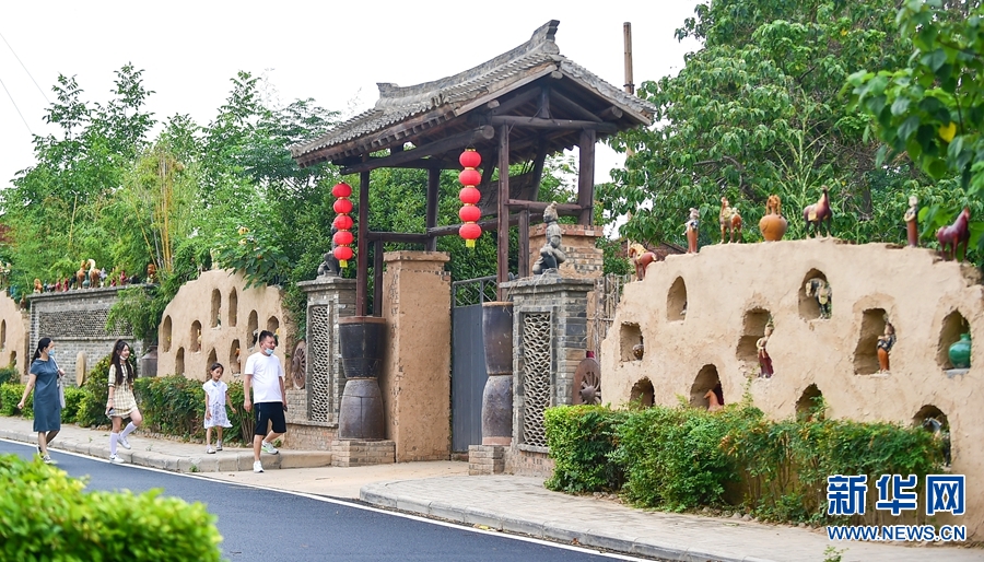 6月12日,游客在河南省洛阳市孟津区朝阳镇南石山村"三彩小镇"主题公园