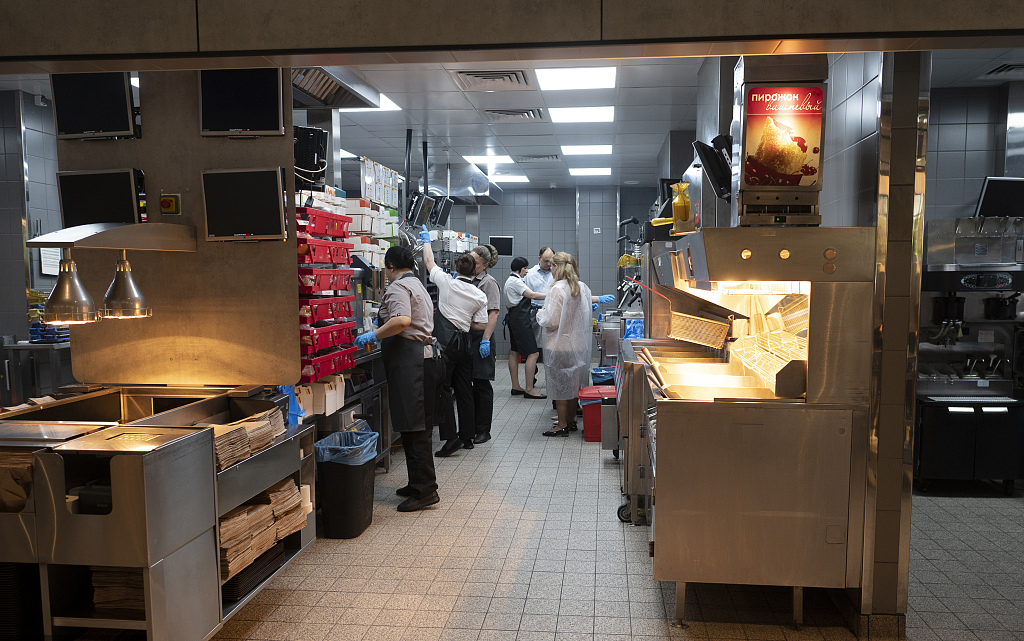 俄罗斯莫斯科,麦当劳改名为"就是这么好吃"重新开业,店员在厨房制作