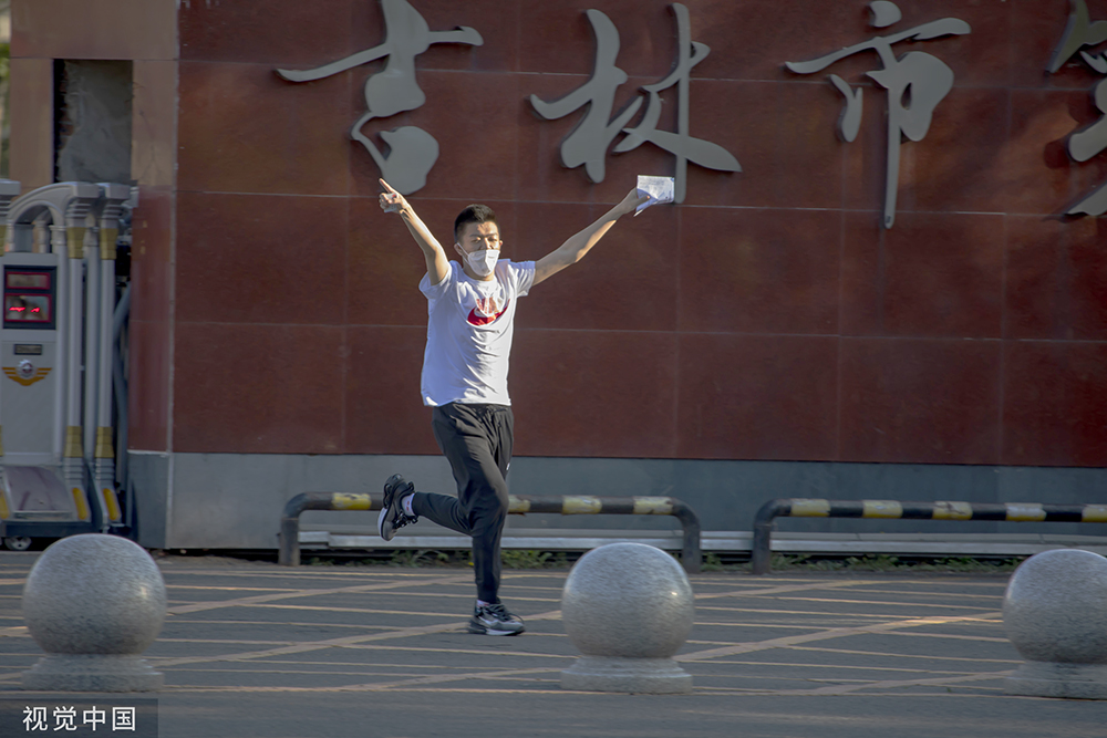 2022年6月8日,吉林省吉林市第一中学考点,考生兴高采烈地跑出校门.